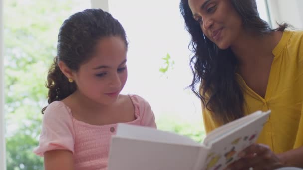 Primer Plano Madre Hija Sentadas Suelo Salón Casa Leyendo Libro — Vídeos de Stock