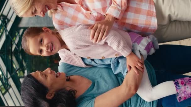 Vertikální Video Portrét Milující Stejné Sexuální Rodiny Dvěma Zralými Maminkami — Stock video