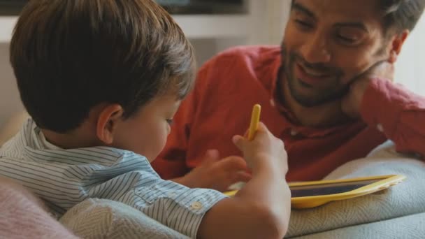 Батько Син Сидять Дивані Лаунжі Вдома Граючи Освітньою Іграшкою Малювання — стокове відео