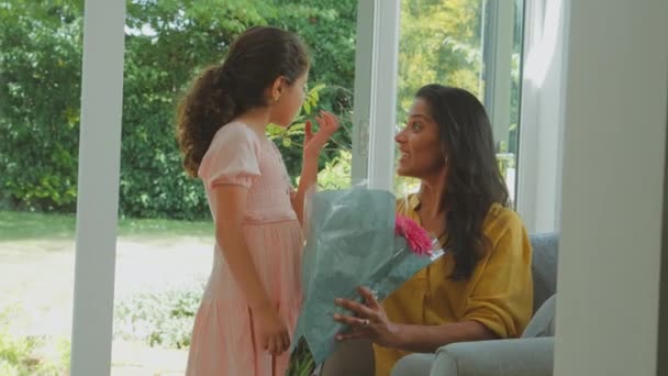 Córka Daje Matce Kilka Kwiatów Urodziny Lub Dzień Matki Domu — Wideo stockowe