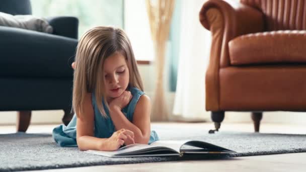 Fiatal Lány Feküdt Padlón Nappali Otthon Olvasás Könyv Lelövik Lassított — Stock videók