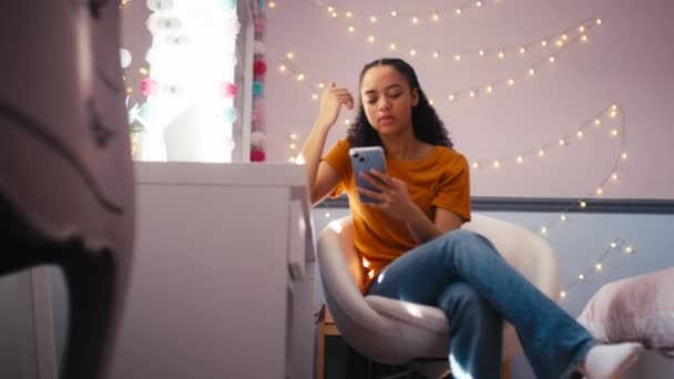 Evde Yatak Odasındaki Stresli Genç Kız Internetten Zorbalığa Uğruyor Cep — Stok video