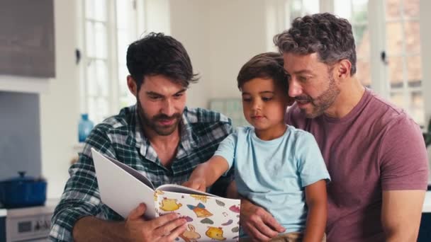 Gleichgeschlechtliche Familie Mit Zwei Papas Der Küche Hause Sohn Sitzt — Stockvideo