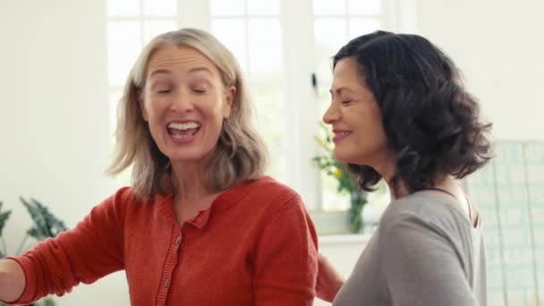 Aynı Cinsiyetten Olgun Kadın Çifti Mutfakta Birlikte Yemek Pişirirken Yavaş — Stok video