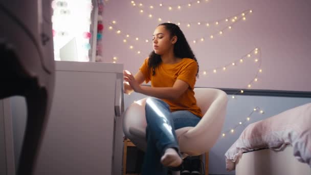 Genç Kız Yatak Odasında Dizüstü Bilgisayarla Çalışıyor Cep Telefonuna Bakıyor — Stok video