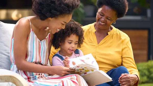 Sorrindo Multi Geração Feminino Família Livro Leitura Jardim Juntos — Fotografia de Stock
