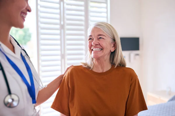 Kvinnlig Sjuksköterska Bär Uniform Möte Med Äldre Kvinna Patient Privat — Stockfoto