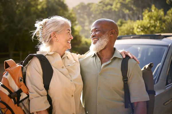 Portret Van Senioren Paar Gaan Voor Een Wandeling Het Platteland — Stockfoto