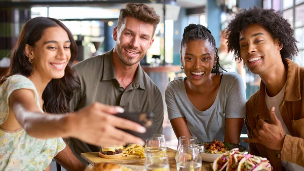 Gruppe Von Freunden Trifft Sich Restaurant Und Posiert Mit Essen — Stockfoto