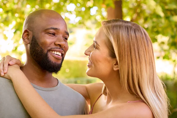Portrait Amour Multi Raciale Couple Debout Extérieur Dans Parc Jardin — Photo