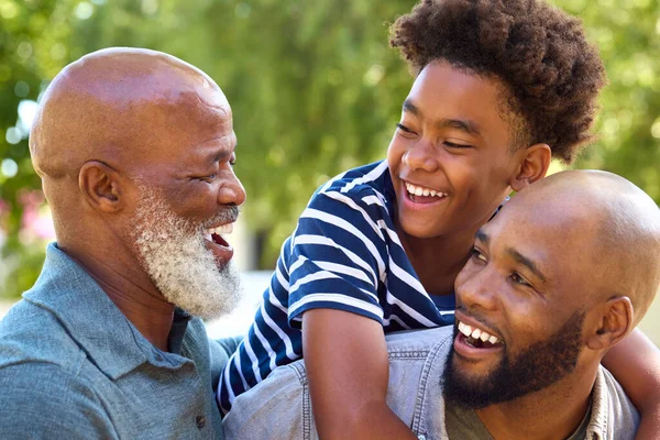 Männliche Mehrgenerationenfamilie Hat Spaß Beim Spielen Freien Garten Oder Auf — Stockfoto