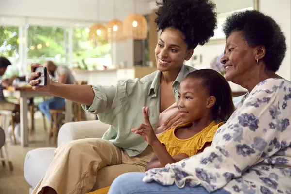 Multi Geração Feminino Família Posando Para Selfie Telefone Móvel Sentado — Fotografia de Stock