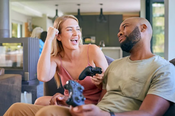 Paar Auf Sofa Hause Beim Computerspiel Mit Frau Gewinnt — Stockfoto