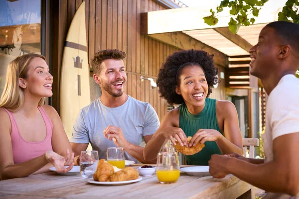 Grupp Leende Multi Kulturella Vänner Äta Frukost Utomhus Hemma Tillsammans — Stockfoto