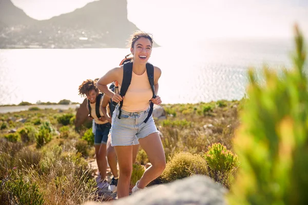 Group Female Friends Backpacks Vacation Hike Countryside Next Sea — Stock Photo, Image