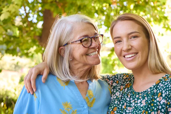 Több Generációs Család Idősebb Anyával Szemüveget Visel Felnőtt Lánya Nevet — Stock Fotó