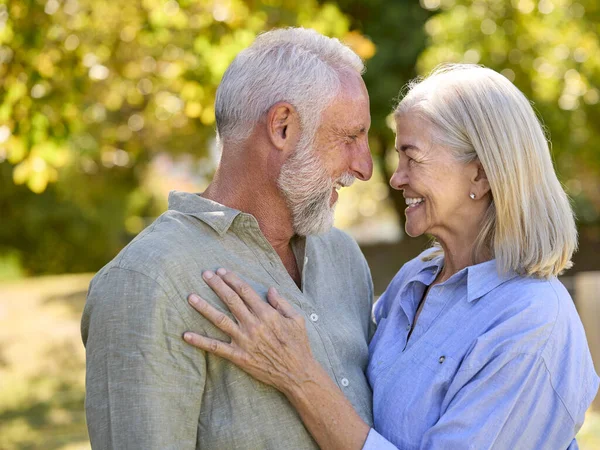 Porträt Eines Verliebten Senioren Paares Das Draußen Garten Oder Auf — Stockfoto