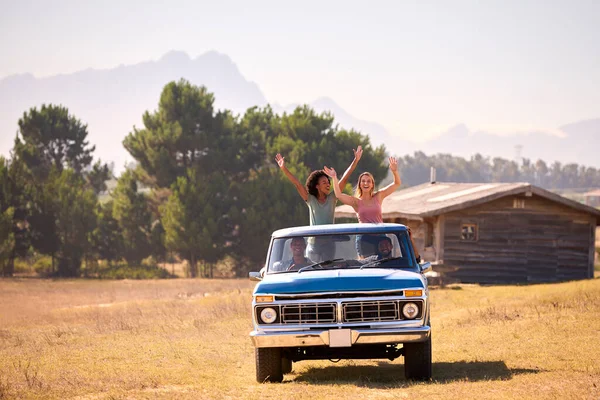 Twee Vrouwen Staan Rug Van Pick Truck Als Vrienden Genieten — Stockfoto