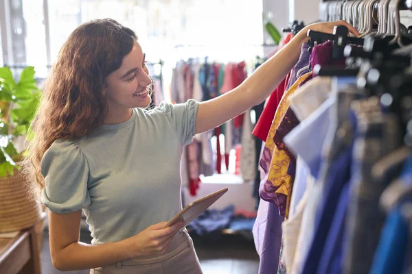 Vrouwelijke Eigenaar Werknemer Mode Kleding Winkel Controleren Voorraad Met Digitale — Stockfoto