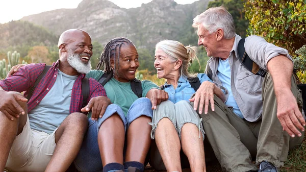 Actieve Senior Vrienden Die Samen Een Pauze Nemen Wandelen Door — Stockfoto