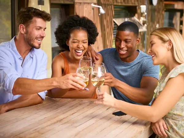 Gruppe Smilende Flerkulturelle Venner Utendørs Hjemme Drikker Vin Sammen – stockfoto