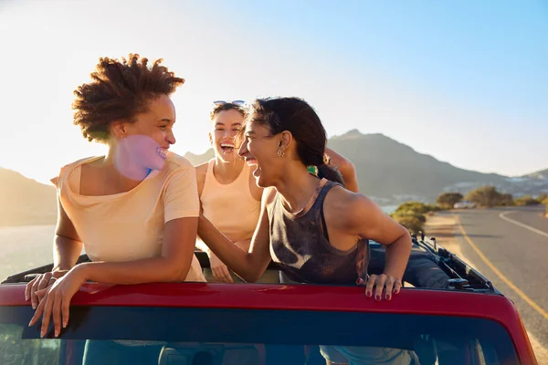 Amigos Femeninos Que Levantan Través Sun Roof Car Bailan Viaje — Foto de Stock