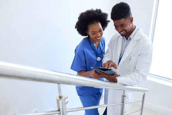 Médico Masculino Enfermeira Com Tablet Digital Discutindo Notas Paciente Sobre — Fotografia de Stock