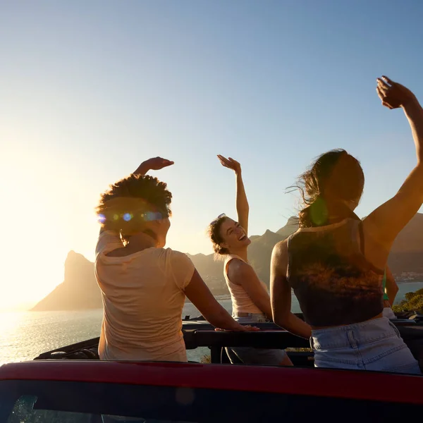 Female Friends Standing Sun Roof Car Dancing Road Trip Countryside — Stock Photo, Image