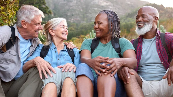 Actieve Senior Vrienden Die Samen Een Pauze Nemen Wandelen Door — Stockfoto