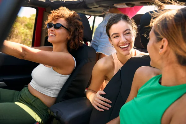 Gruppe Von Lachenden Freundinnen Mit Spaß Offenen Top Auto Auf — Stockfoto