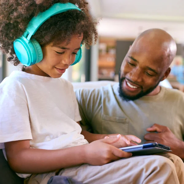 Padre Hijo Usando Tableta Digital Con Auriculares Casa Con Familia — Foto de Stock