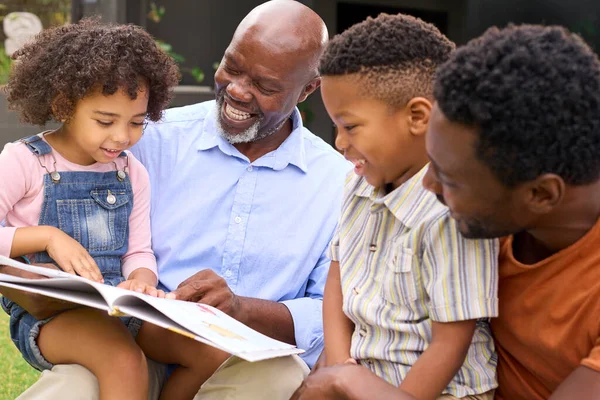 Sorrindo Livro Leitura Família Várias Gerações Jardim Juntos — Fotografia de Stock