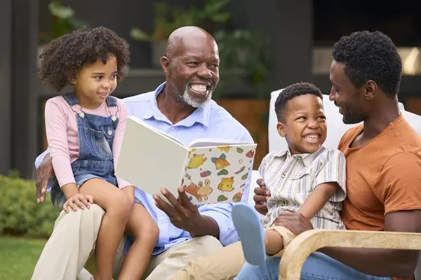 Sorrindo Livro Leitura Família Várias Gerações Jardim Juntos — Fotografia de Stock
