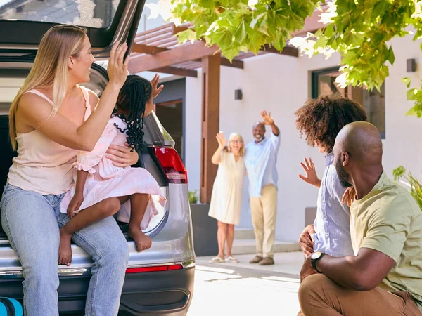 Nonni Saluto Nipoti Come Famiglia Disfare Valigie Auto Vacanza Famiglia — Foto Stock