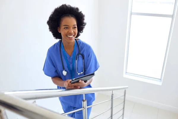 Retrato Doutor Enfermeira Fêmea Com Notas Digitais Paciente Verificação Tabuleta — Fotografia de Stock