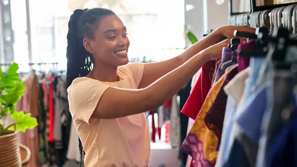 Vrouw Winkelen Voor Kleding Fashion Store Zoek Door Middel Van — Stockfoto