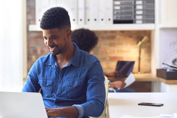 Unge Smilende Forretningsmann Arbeider Laptop Skrivebordet Kontor – stockfoto