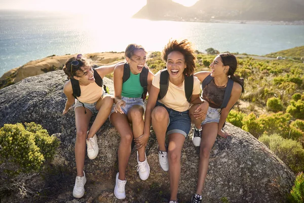 Freundinnen Mit Rucksäcken Urlaub Machen Eine Pause Bei Einer Wanderung — Stockfoto