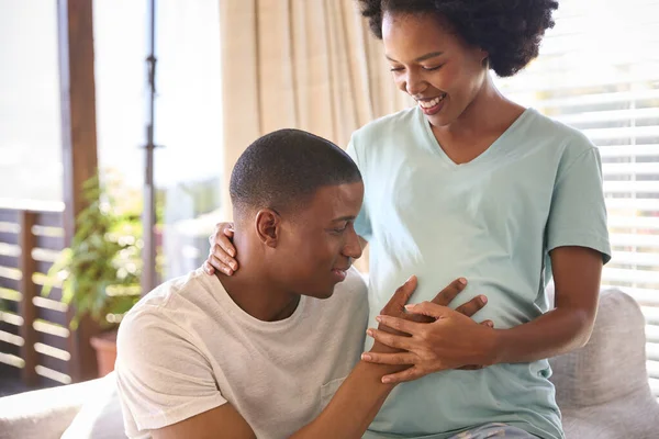 Paar Met Zwangere Vrouw Slaapkamer Thuis Met Man Gevoel Baby — Stockfoto