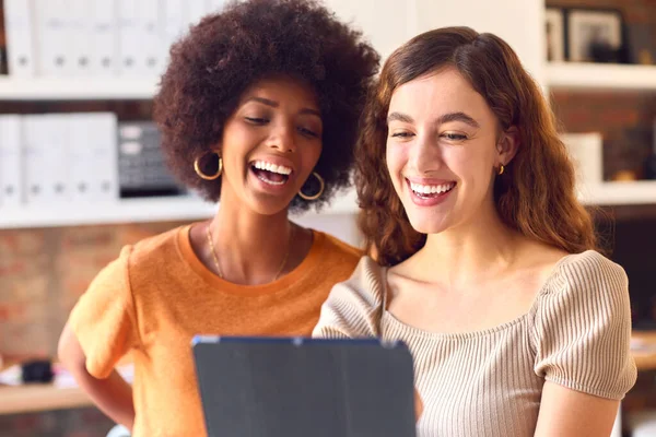 Dos Compañeras Negocios Femeninas Con Tableta Digital Reúnen Oficina — Foto de Stock