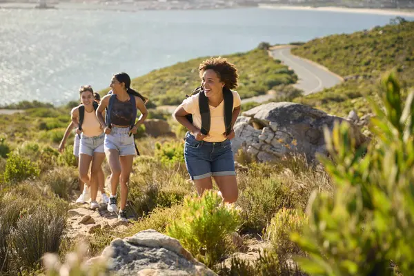 Group Female Friends Backpacks Vacation Hike Countryside Next Sea — Stock Photo, Image