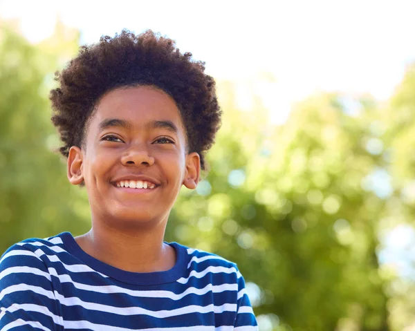 Portret Śmiejącego Się Młody Chłopiec Stojący Zewnątrz Letnim Parku Ogród — Zdjęcie stockowe