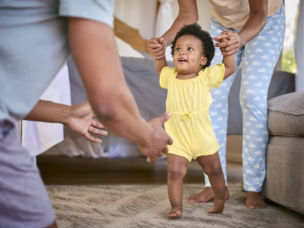 Familie Neergeschoten Als Ouders Dragen Pyjama Helpen Jonge Dochter Naar — Stockfoto
