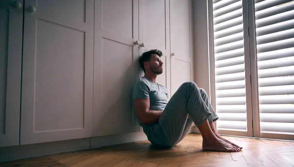Deprese Muž Trpí Špatným Duševním Zdravím Sedí Podlaze Doma — Stock fotografie