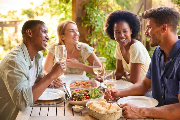 Gruppe Lächelnder Multikultureller Freunde Hause Draußen Essen Und Wein Trinken — Stockfoto