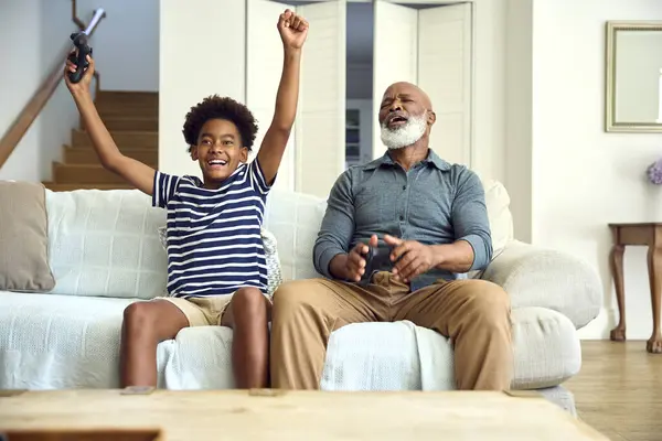 Großvater Und Enkel Auf Dem Sofa Hause Spielen Videospiel Zusammen — Stockfoto