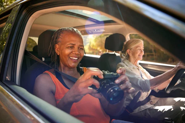 Beifahrer Fotografiert Mit Kamera Zwei Seniorinnen Genießen Tagesausflug Auto — Stockfoto