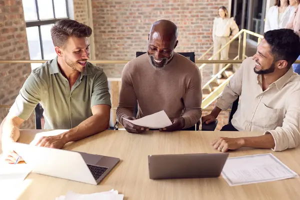 Männliches Multikulti Business Team Trifft Sich Rund Laptop Büro — Stockfoto