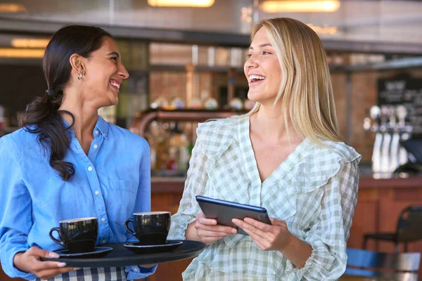 Γυναίκα Διευθυντής Ψηφιακή Ταμπλέτα Και Σερβιτόρα Που Εργάζονται Εστιατόριο Καφετέρια Εικόνα Αρχείου