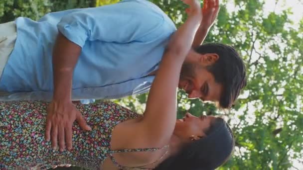 夏の庭で抱き合うカップルの垂直ビデオを愛するビデオを閉じるか 日焼けすることに反対する田舎 スローモーションで撮影 — ストック動画